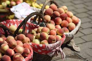 photo,material,free,landscape,picture,stock photo,Creative Commons,Yantai peach, Street stall selling, stand, An alley, Fruit