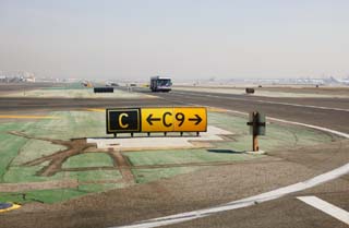 photo,material,free,landscape,picture,stock photo,Creative Commons,Airport sign, airport, signboard, limousine, runway