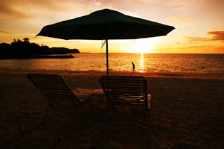 photo,material,free,landscape,picture,stock photo,Creative Commons,A private beach of the setting sun, beach umbrella, sandy beach, The setting sun, silhouette