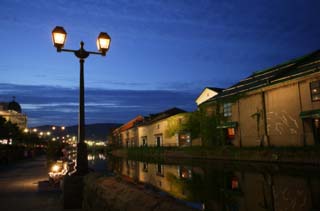 photo,material,free,landscape,picture,stock photo,Creative Commons,Otaru canal evening landscape, canal, streetlight, The surface of the water, brick warehouse