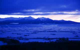 Foto, materiell, befreit, Landschaft, Bild, hat Foto auf Lager,Der Tagesanbruch von Furano, schneebedecktes Feld, Berg, Baum, Feld
