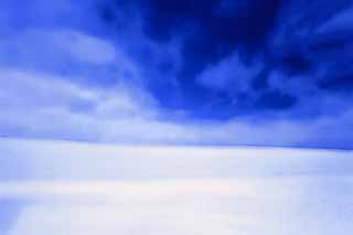 illust, materiale, libero panorama, ritratto dipinto, matita di colore disegna a pastello, disegnando,Un campo nevoso ed un cielo blu, campo nevoso, nube, albero, cielo blu