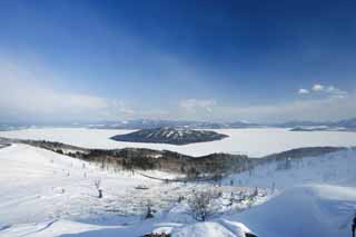 photo,material,free,landscape,picture,stock photo,Creative Commons,Kussharo lake from Bihoro Pass, Kussharo lake, It is snowy, snowy field, blue sky
