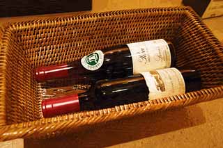 ,,, ,,,   , ,.  

.  , winebottle.,  .,  .  , Cabernet  Binyon  