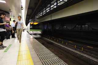 photo,material,free,landscape,picture,stock photo,Creative Commons,Shibuya Station, platform, raised block, Yamanote Line, train