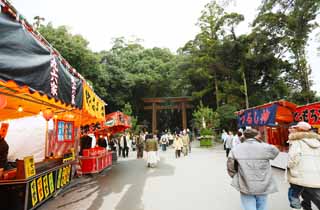 Foto, materieel, vrij, landschap, schilderstuk, bevoorraden foto,Een Omiwa heiligdom benadering van een heiligdom, Straat stal, Nieuw bezoek van Jaar naar een Shinto heiligdom, Festiviteit, Nieuwjaar vakantiedagen