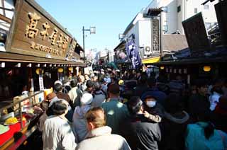 photo,material,free,landscape,picture,stock photo,Creative Commons,The approach to Shibamata Taishaku-ten Temple, dumpling, mugwort-flavored rice-flour dumpling, worshiper, 